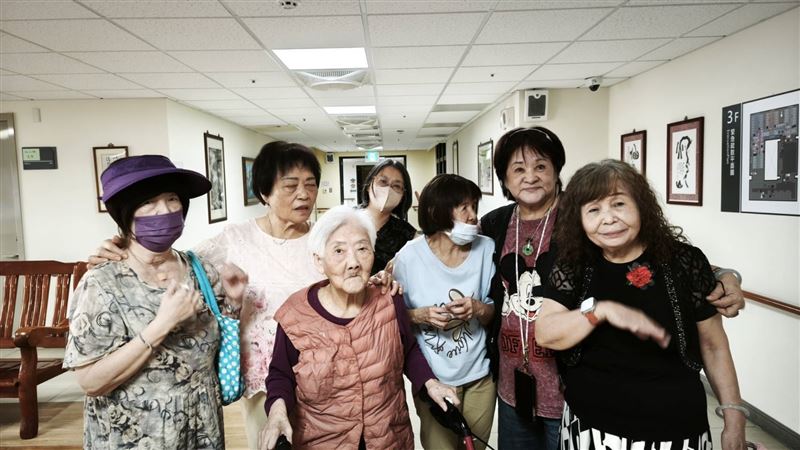 施心慧（後排右）擁有6張長照護工證照。（圖／萬鴻經紀提供）