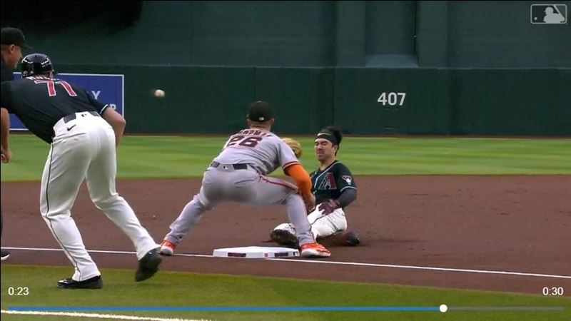 卡洛爾（Corbin Carroll）滑進三壘被回傳球打到頭。（圖／翻攝自MLB官網）