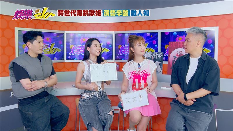 左起主持人小鹿偉皓、曾薀帆（Demi）、大芭比安苡葳與主持人阿甘同台互動。（圖／民視提供）