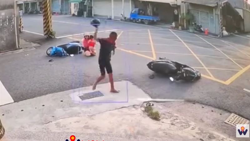 男子起身後，現場暴跳如雷，還怒摔安全帽。（圖／翻攝自WoWtchout - 地圖型行車影像分享平台）