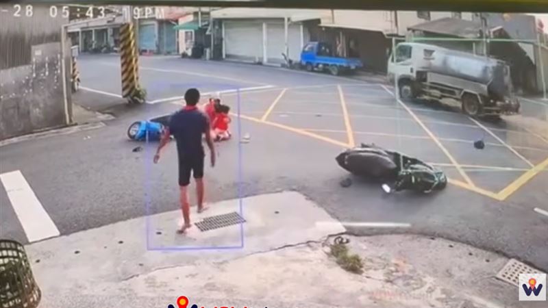 陳男疑惱羞起身，怒摔安全帽，還在現場暴跳如雷。（圖／翻攝自WoWtchout - 地圖型行車影像分享平台）