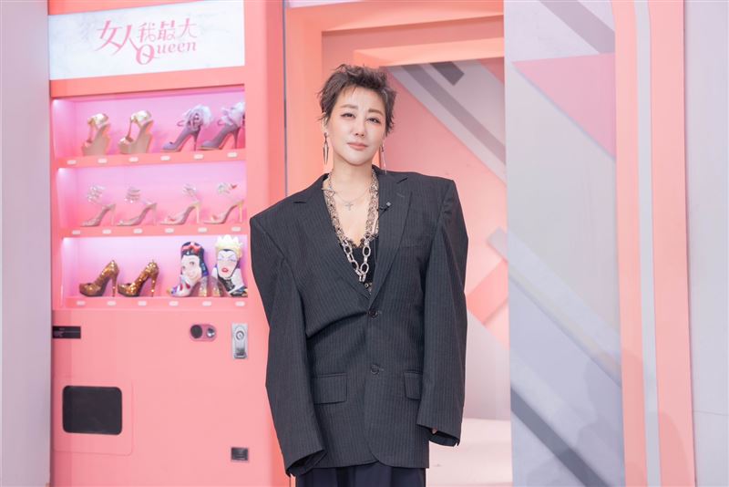 時尚教主藍心湄不去美容中心做臉,連頭髮都自己染。(圖/TVBS提供)