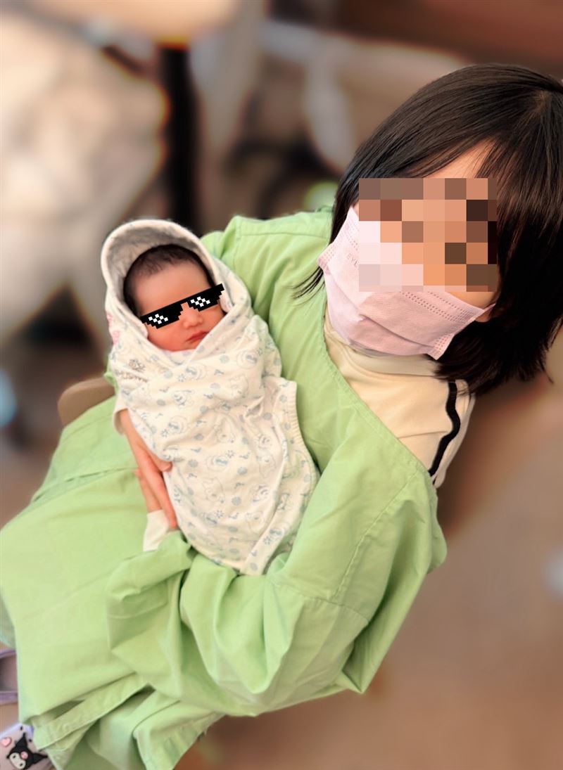 舞思愛女兒全程陪產。（圖／翻攝自舞思愛臉書）
