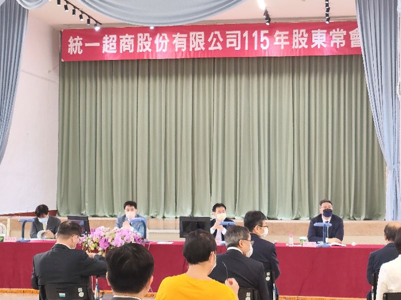 統一超20日召開股東會，董事長羅智先（後排左2）會後接受媒體訪問，談及家樂福後續經營策略與改名進度。（圖／中央社）