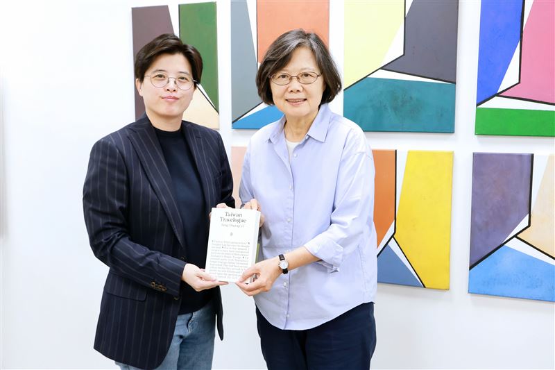 蔡英文透露，楊双子出發英國前曾拜訪她，雙方聊起台灣文學如何走向世界（圖／翻攝自Threads @tsai_ingwen）