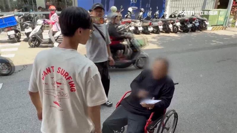 附近住戶表示，輪椅阿伯生活不太能自理，頭腦受過傷無法像一般人一樣