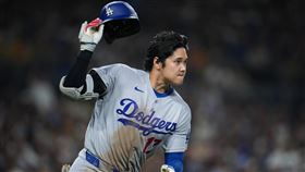 大谷翔平脫掉頭盔繞壘。（圖／美聯社／達志影像）