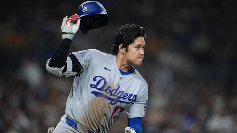 大谷翔平脫頭盔繞壘 頂飄逸秀髮滑上二壘