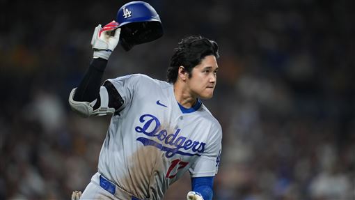 大谷翔平脫頭盔繞壘　頂飄逸秀髮滑上二壘