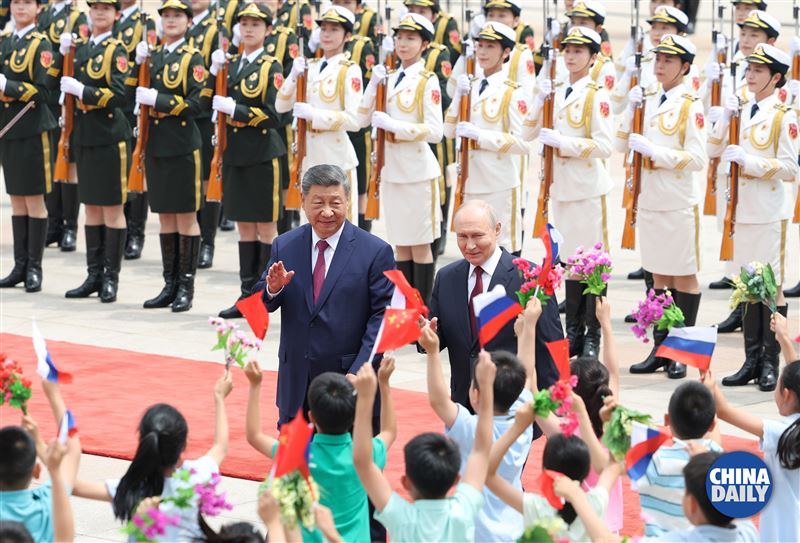 美國總統川普前腳剛走,俄羅斯總統普丁就在19日抵達北京,與習近平展開為期2天的高峰會,美媒分析普丁此行就為了兩大目標:戰略關係的維持,以及能源協議。(圖/翻攝自X平台 @ChinaDaily)