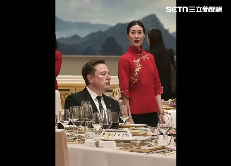 中方疑似派出隱藏身分的解放軍情報人員裝扮成國宴服務生，利用貼身端茶倒水的機會進行近距離監控。（圖／Ｘ平台）