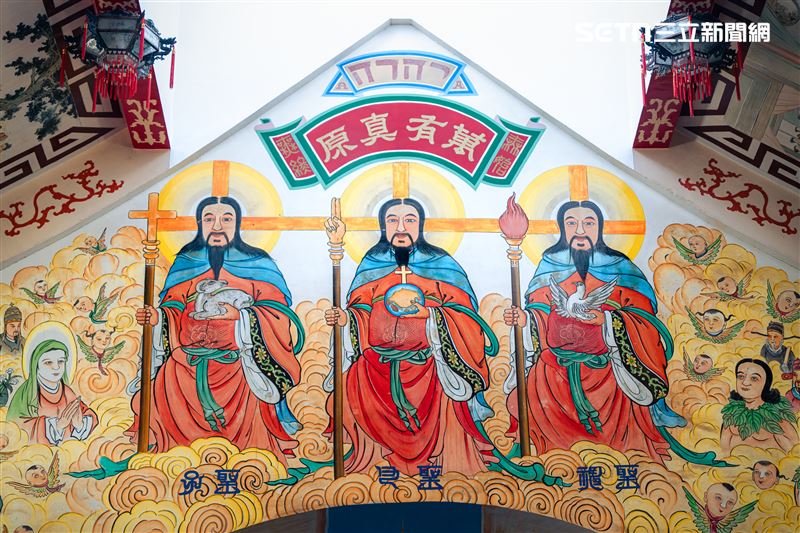 台南鹽水天主堂的三位一體圖。三位一體在天主教的解釋為獨一的真神同時存在於三個不同的位格（Person）：聖父（天主）、聖子（耶穌基督）、聖神（聖靈）。三者同尊、同榮、同質，是一體且不可分割的，並非三位不同的神。（圖／記者張宣恩攝影）