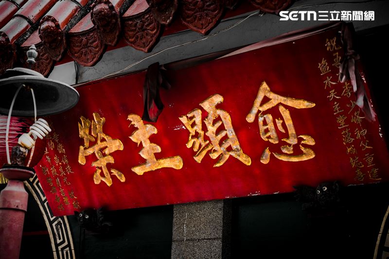 台南鹽水天主堂門外掛著「愈顯主榮」的匾額。「愈顯主榮」是天主教耶穌會的格言，代表「為了讓天主得到更大的榮耀」，也象徵神父在開拓時不畏艱難的決心。（圖／記者張宣恩攝影）