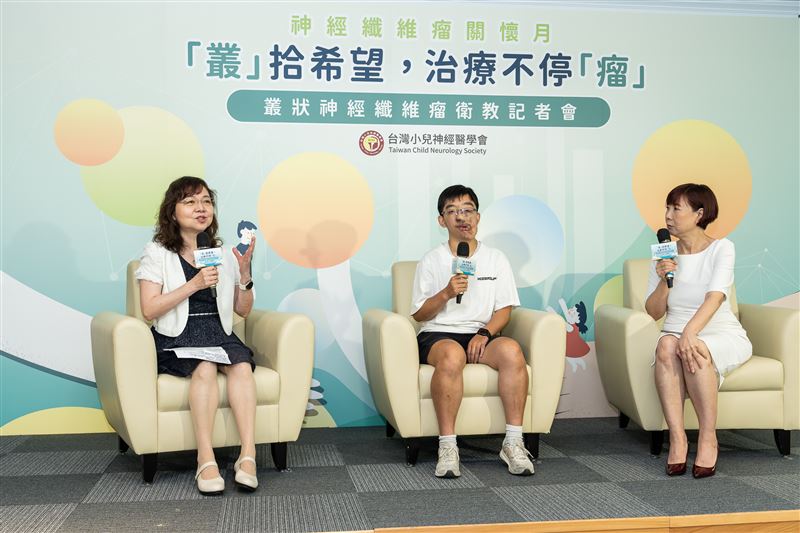 台大醫院小兒神經科主任范碧娟（左）與病友代表晏緒恩（中）