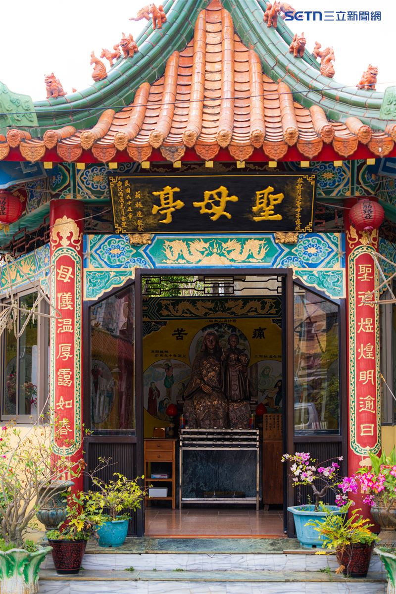 教堂一旁的聖母亭於1976年建造，內敬禮中華聖母，看起來與台灣人熟悉的媽祖廟很像。傳說聖母曾在中國義和團之亂時顯現，保護教友免受迫害，因而被稱為中華聖母。（圖／記者張宣恩攝影）
