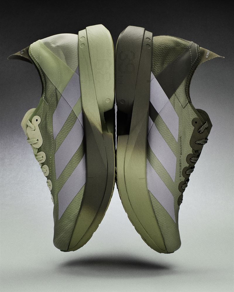 ADIZERO ADIOS PRO 4 SATISFY選用SATISFY 標誌性配色-軍綠、大地棕與炭黑等低彩度色調。（圖／品牌業者提供）