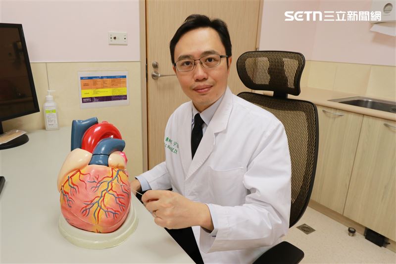 亞洲大學附屬醫院心臟內科主任王宇澄指出，藉由注射顯影劑的心臟血管斷層掃描攝影，挖出隱藏在體內的兩顆「未爆彈」。(圖/翻攝畫面)