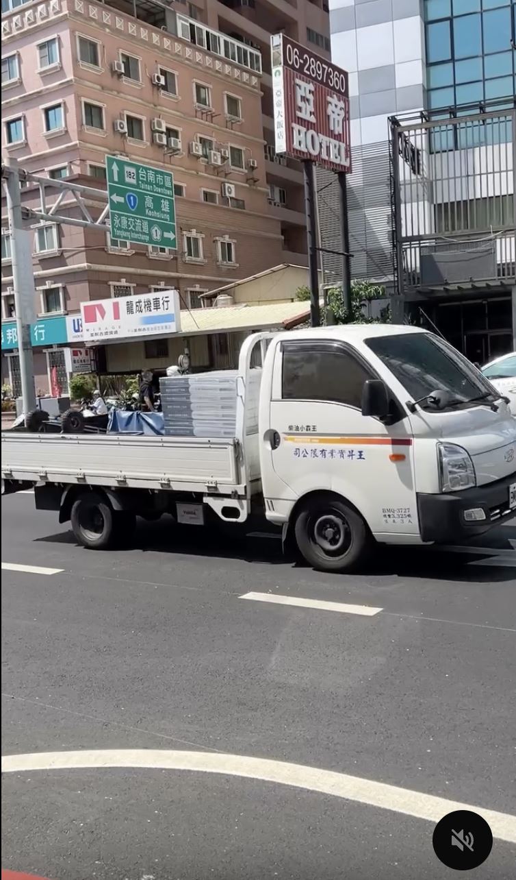 雲林刑案嫌犯逃到台南!警「開路夾擊」破窗逮2人,4警濺血。(圖/翻攝自Threads @reena.h_)