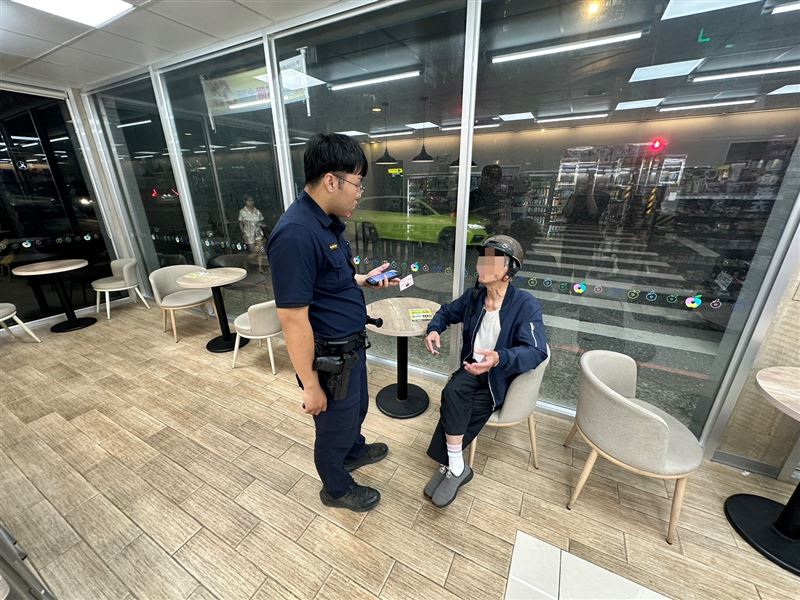 71歲黃姓老翁於17日晚間21時許，向楊梅警分局報案稱其朋友被反鎖在某超商廁所內，不斷喃喃自語要找朋友。圖：讀者提供。（圖／桃園電子報提供）