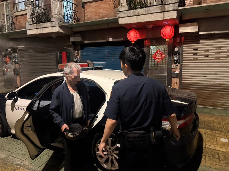 老翁身上有身心障礙手冊，讓警方順利確認其身分後，將其護送返家，結束一場虛驚。圖：讀者提供。（圖／桃園電子報提供）
