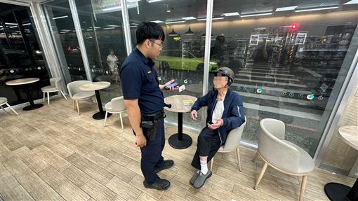 翁報案稱友遭反鎖警到場發現與鏡中人對話