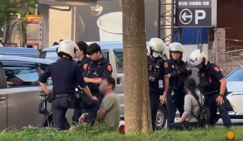 警方發動口袋戰術，在環西路二段上將車輛攔停。圖：截自Threads-wishing_boy。（圖／桃園電子報提供）