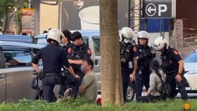 中壢白牌車載客遭警攔　車上失聯移工嚇到「拉壞把手」。（圖／桃園電子報提供） 