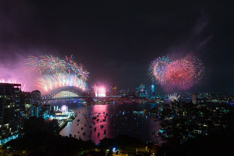 澳洲雪梨每年必看的跨年煙火，吸引許多全世界的旅客，2027雪梨跨年獨家煙火船已搶先成團。（圖／旅宿業者提供）