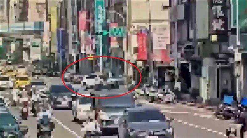 黃姓男子（47歲）開車行經長春路、吉林路口時搶快左轉，撞上對向車道一名許姓機車騎士。（圖／翻攝畫面）