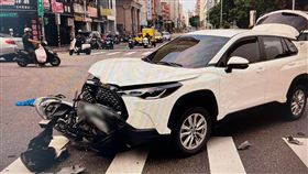 黃姓男子（47歲）開車行經長春路、吉林路口時搶快左轉，撞上對向車道一名許姓機車騎士。（圖／翻攝畫面）