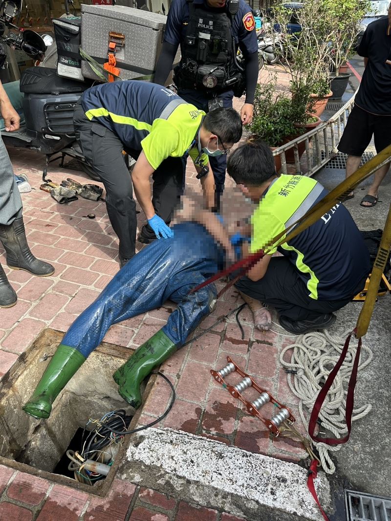 官姓工人救出時已經沒有生命跡象，送醫急救後恢復生命徵象，但無意識。（圖／翻攝畫面）