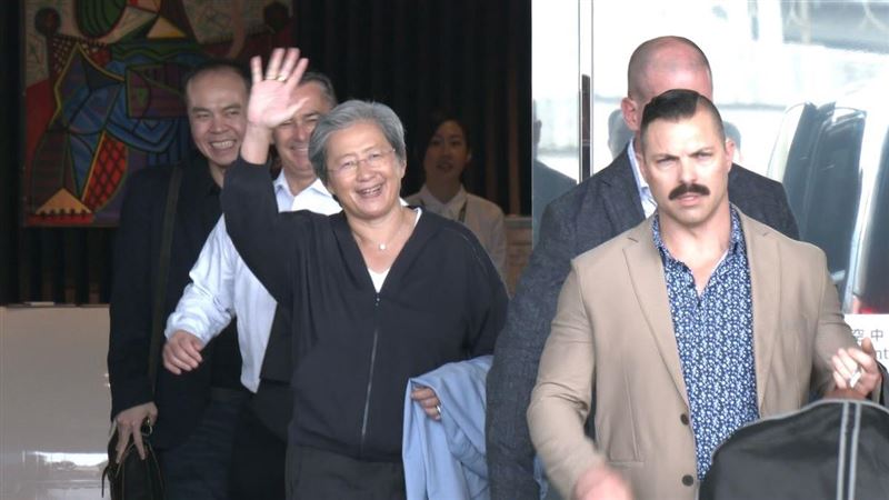 超微（AMD）執行長蘇姿丰今天抵達松山機場，將於22日參與參加舉辦的論壇。（圖／三立iNEWS提供）