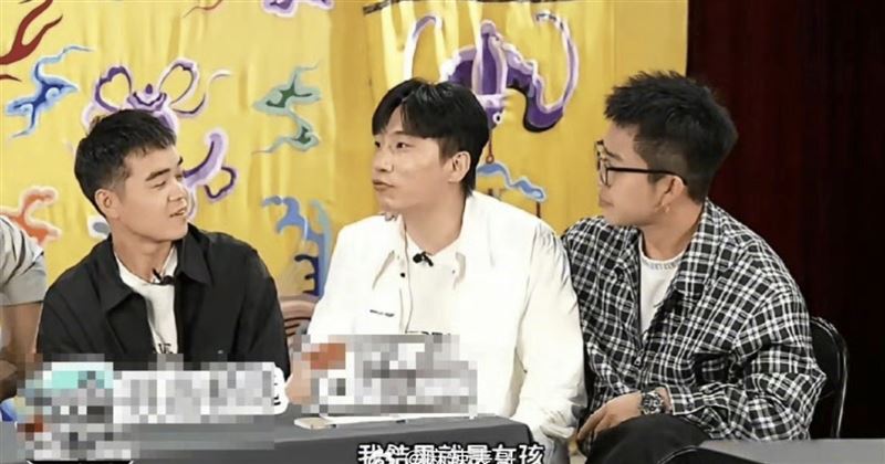 何九華（中）在節目上宣布當爸。（圖／翻攝自微博）