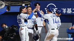 中職37年例行賽，富邦悍將左外野手申皓瑋內野滾地球送回王苡丞先馳得點。（圖／記者劉彥池攝影）
