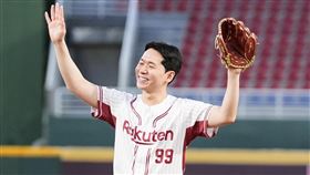 龍鬚糖小哥到場替桃猿開球。（圖／樂天桃猿提供） 