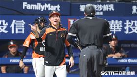 中職37年例行賽，統一獅先發投手銳力獅投球超時，總教練林岳平上場詢問主審。（圖／記者劉彥池攝影）