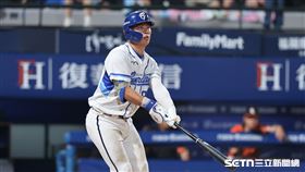 中職37年例行賽，富邦悍將捕手戴培峰敲出界外全壘打。（圖／記者劉彥池攝影）
