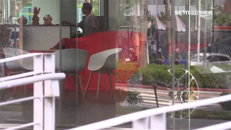 法拉利馬王不只被蓋上紅布,連車商官網也沒看見實車上架