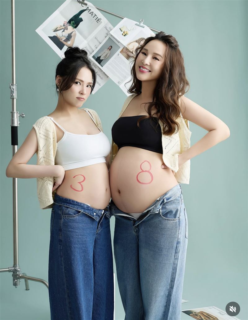 熊熊（左）跟張齡予合拍閨密孕肚紀念照。（圖／翻攝自IG）