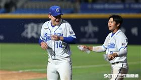 中職37年例行賽，富邦悍將一壘手王苡丞獲選單場MVP。（圖／記者劉彥池攝影）