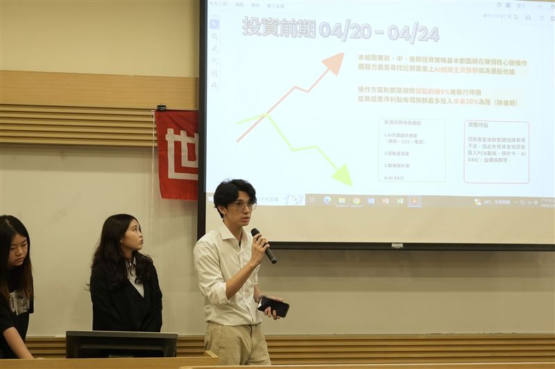 財金、口傳學生組隊獲得亞軍殊榮，分享虛擬投資策略與風險觀念。（世新大學提供）