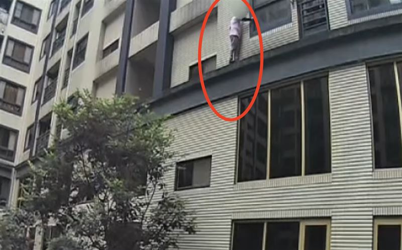桃園男子為省開鎖費，打算攀外牆回家，但卻害自己陷入窘境。（圖／翻攝畫面）