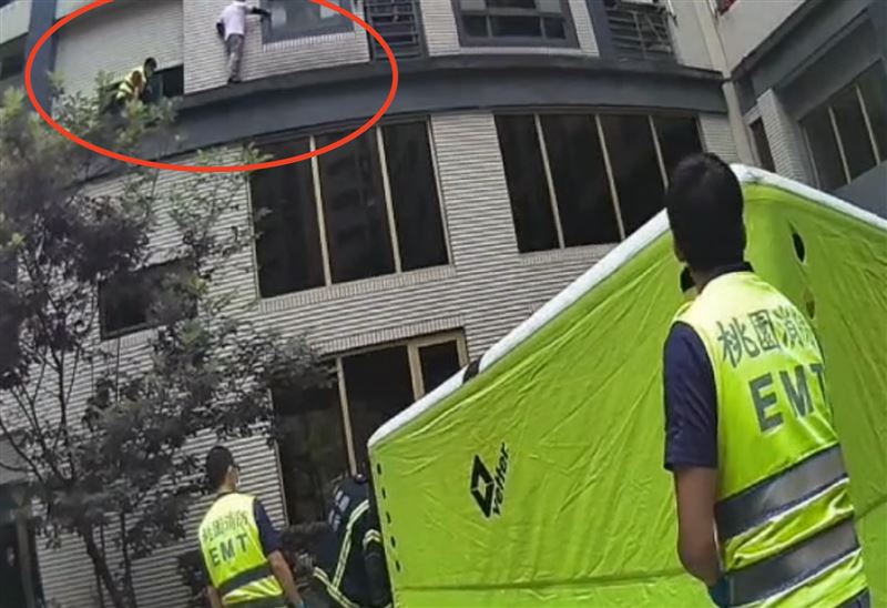 救護員將空氣墊充氣，以防萬一。（圖／翻攝畫面）