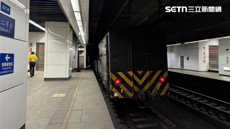 事故導致松山至南港間僅單線雙向行車，多班列車受到影響而有延誤。（圖／翻攝畫面）