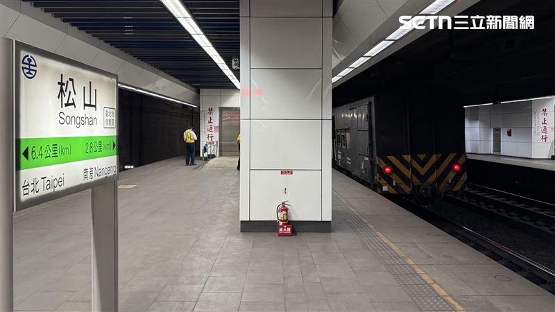警方於下午2時40分蒐證完畢，才通知列車放行及列車駛離。（圖／翻攝畫面）
