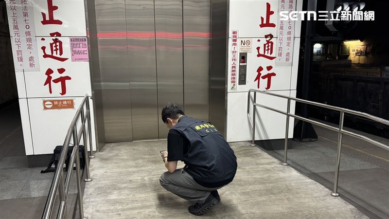 一名旅客進站後，闖入禁止進入區，不明原因落軌遭貨物列車撞上。（圖／翻攝畫面）