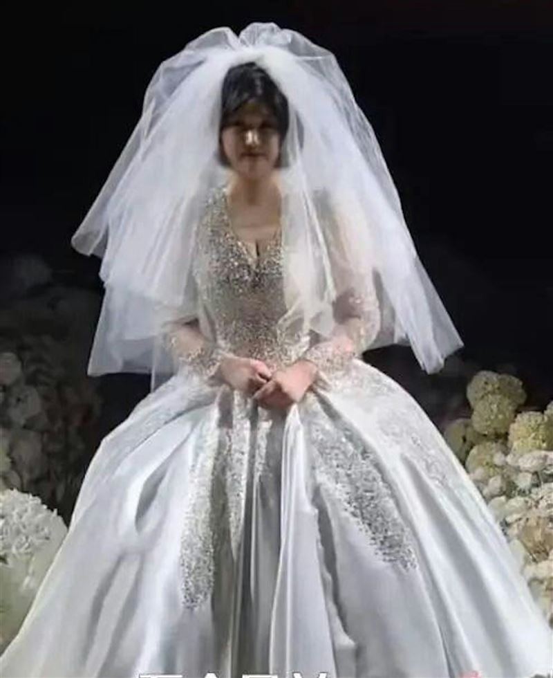 王冰冰生前替自己舉辦一個人的婚禮。（圖／翻攝自微博）