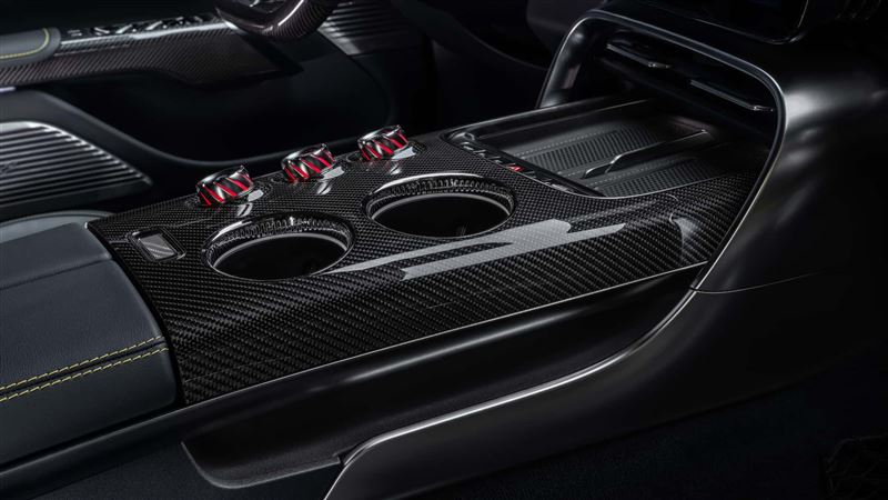 車內大量使用碳纖維套件。（圖／翻攝Mercedes-Benz網站）
