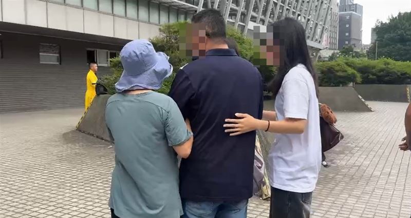 吳男家屬重回校園現場進行招魂儀式,連擲4次才獲得聖筊。(圖/翻攝畫面)