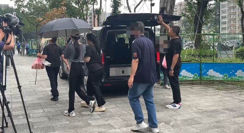 吳男家屬重回校園現場進行招魂儀式,連擲4次才獲得聖筊。(圖/翻攝畫面)